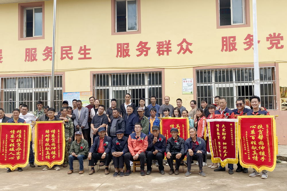老隊員與村民合照.jpg