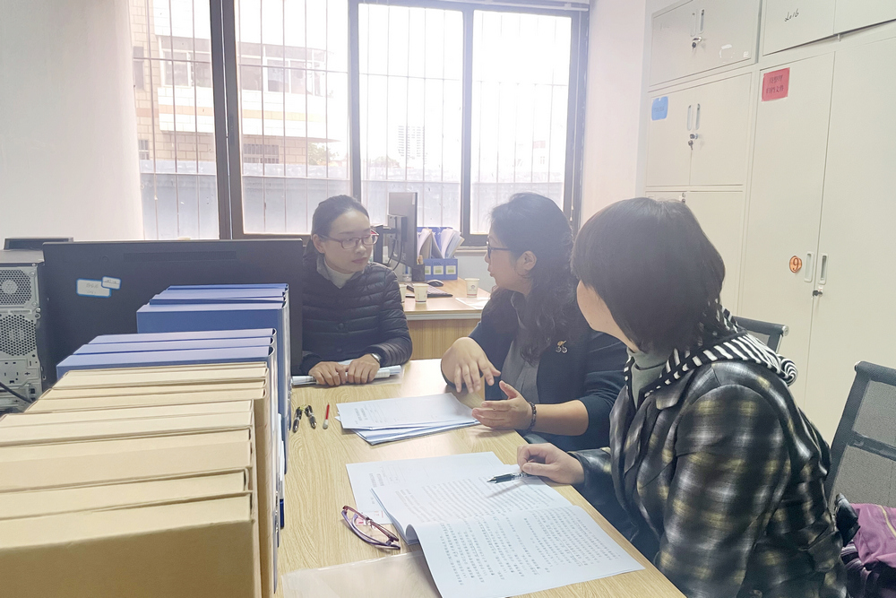 檢查組檢查企業檔案管理工作及文書檔案管理.jpg