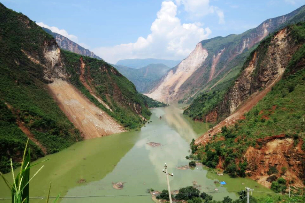 2014年8月3日云南魯甸發(fā)生6.5級地震，牛欄江紅石巖段左右岸山體崩塌，阻斷牛欄江干流，形成極高危險等級的大型堰塞湖.jpg